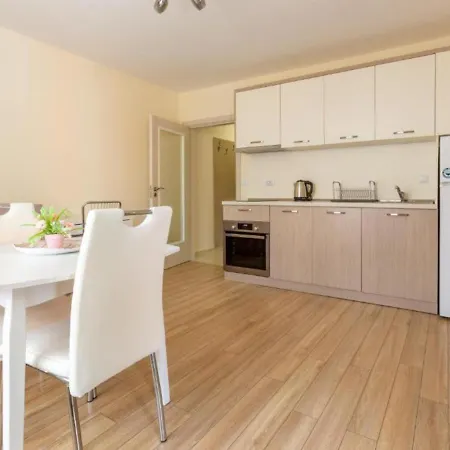 Apartment Near The Sea With Parking Primorsko